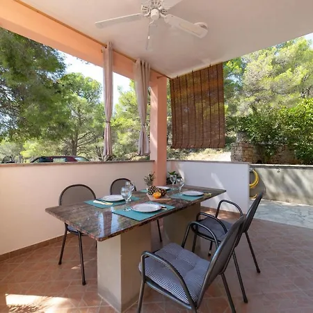 בית נופש House Anka מילנה